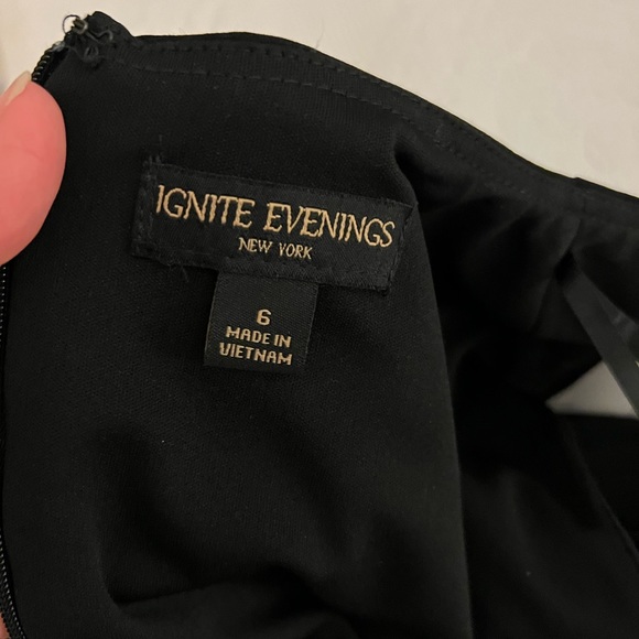 NWT Ignite Evenings Floral Print Taffeta Cap Sleeve Round Neck Gown, Sz 6 - Picture 2 of 10